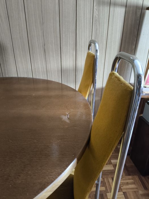 Conjunto de mesa e cadeiras retro