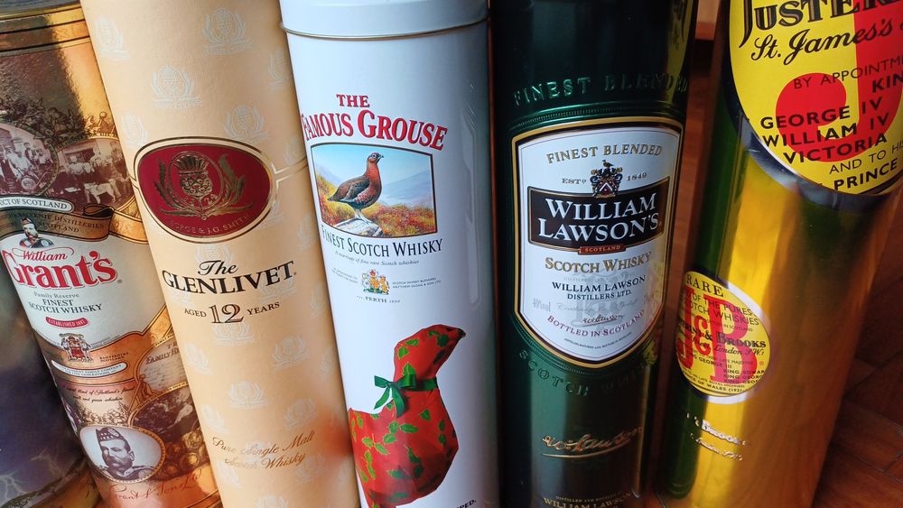 Caixas metálicas de garrafas de whisky