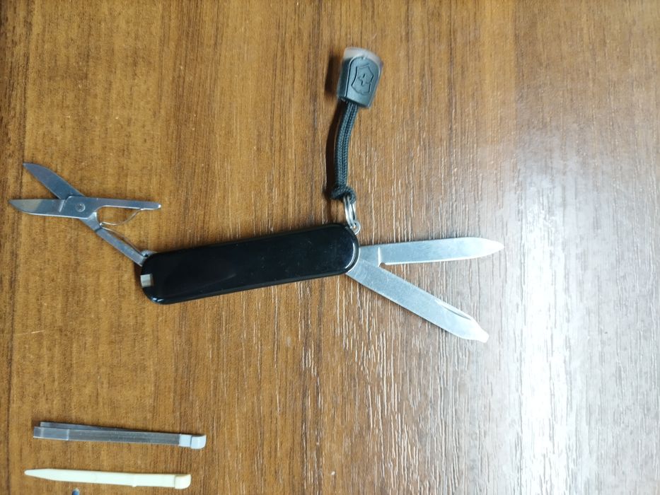 Ніж-брелок Victorinox Classic SD Black. НОВІ накладки + Чек + Бонуси.