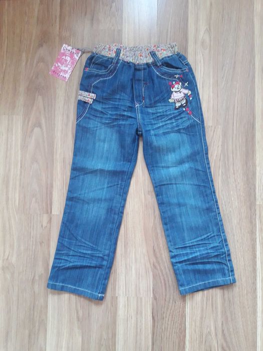 Продам новые джинсы на девочку