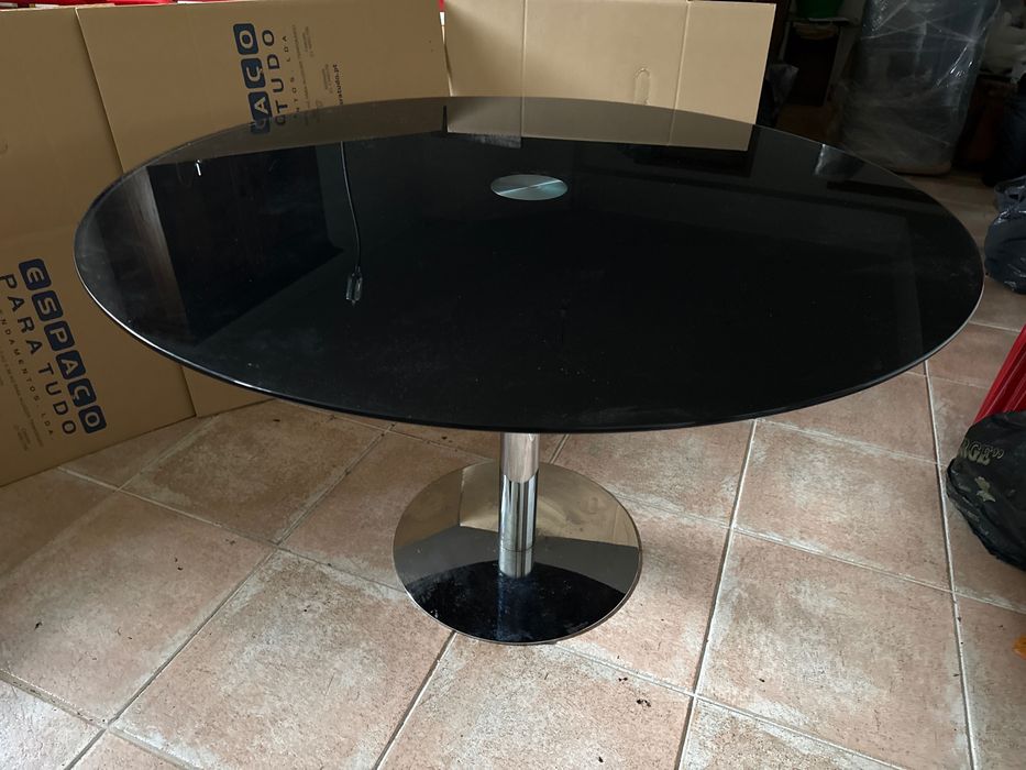 Mesa de vidro com base em metal