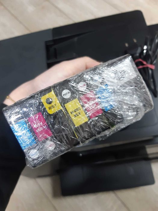 HP OfficeJet Pro 8620 – z tuszami i kablami