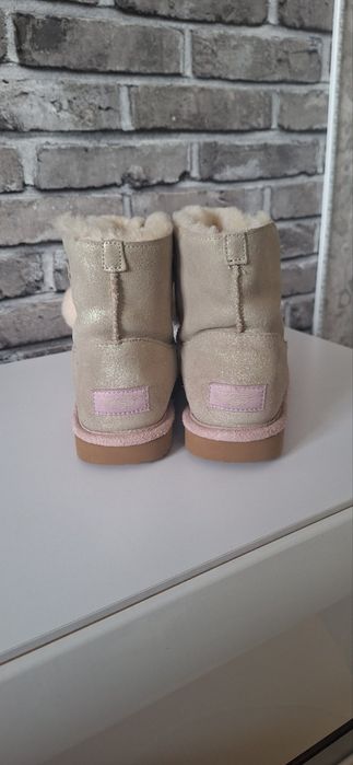 Продам фірмові бомбезні уггі ugg
