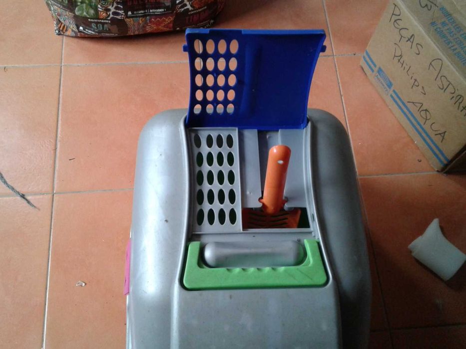 Caixa de areia fechada para gatos, como NOVA!