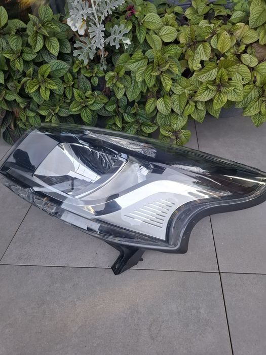 Sprzedam lampę do Opla Vivaro lewa przód 2016r.