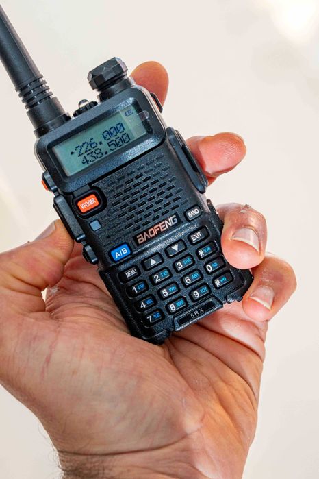 Walkie Talkie Baofeng UV-5RX 5W tribanda
