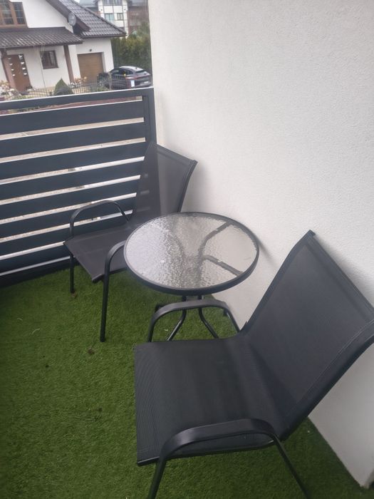 Zestaw dwóch krzeseł i stolik na taras