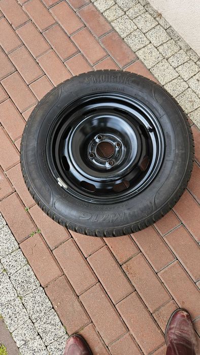 letnia opona z felgą