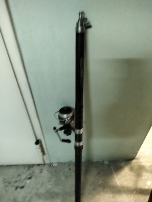 Três Canas de pesca e respetivo material de pesca