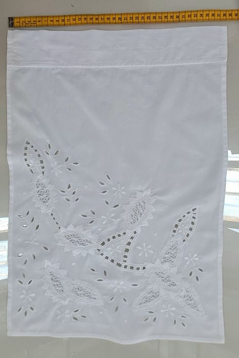 Par de cortinas brancas em algodao bordado 55x38 cm ( varão nao incluido)