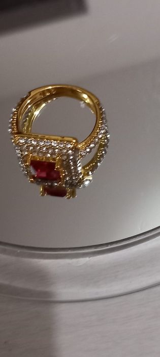 Pierścionek damski w złotym kolorze