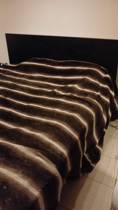 Cama King size com 2 mesas de cabeceira e colchão
