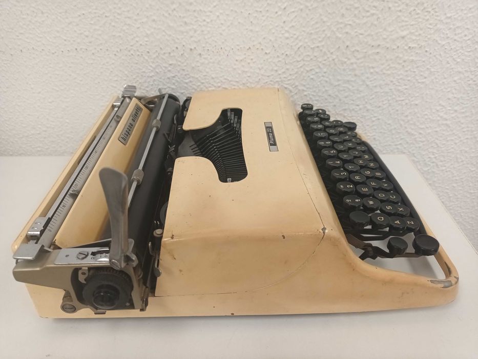 Máquina de escrever Olivetti Pluma 22