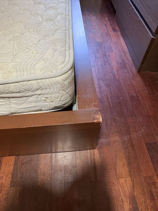 Cama de casal + duas mesas de cabeceira