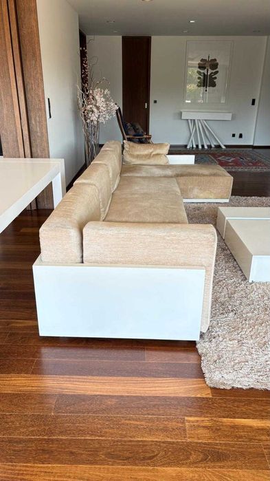 Sofá modelar mais mesa de apoio