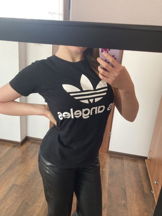 Czarna koszulka bluzka z krótkim rękawkiem t-shirt z białym napisem lo