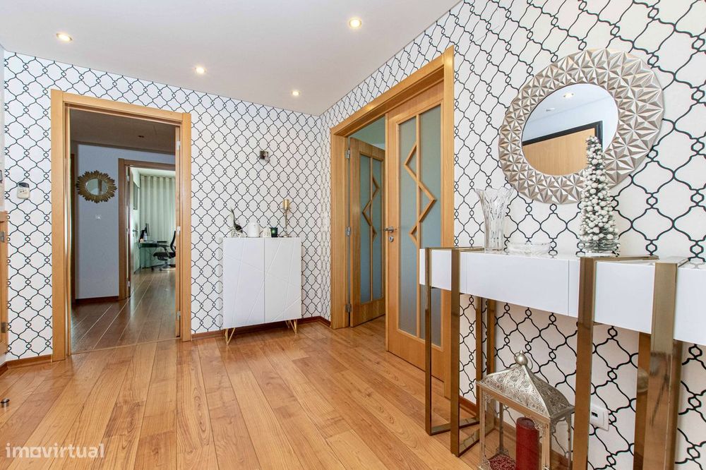 T3 com vista sobre o Jamor, box de 58 m² e condomínio com piscina