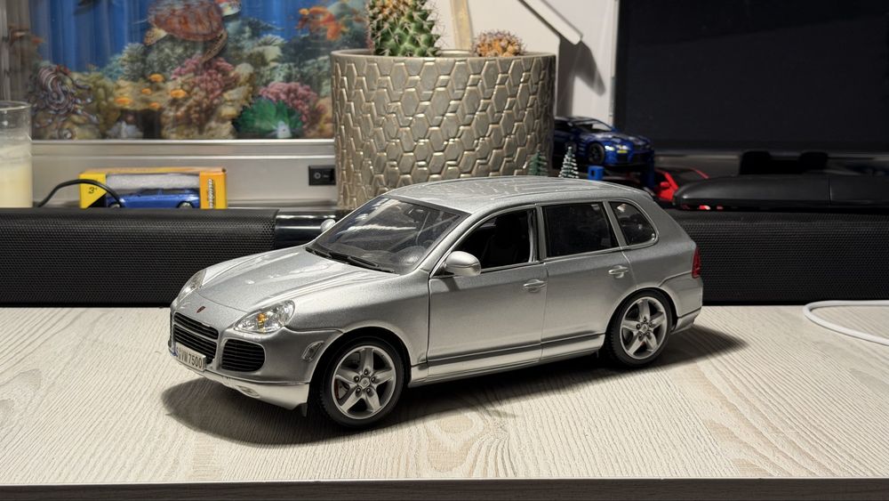 Model 1/18 Porsche cayenne turbo stan idealny