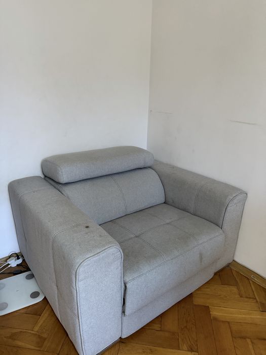 Fotel elektrycznie rozkładany z podnóżkiem – regulowane oparcie