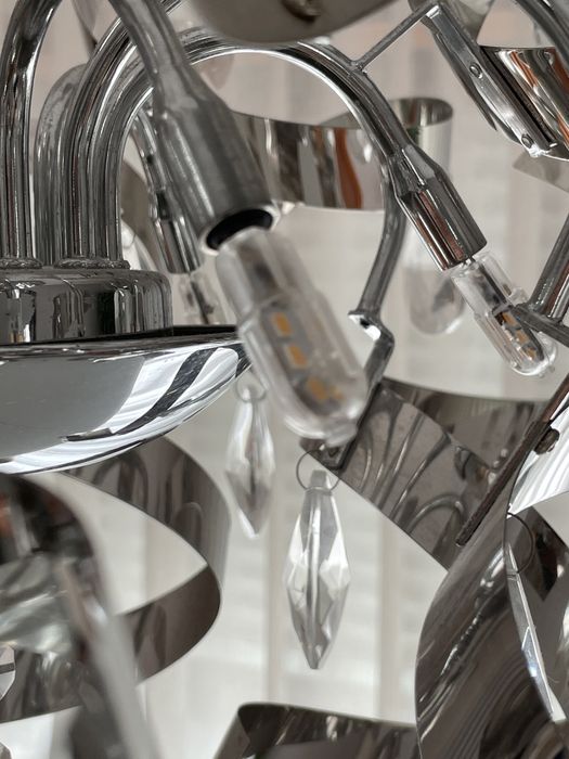 Candeeiro de teto em metal prateado com cristal