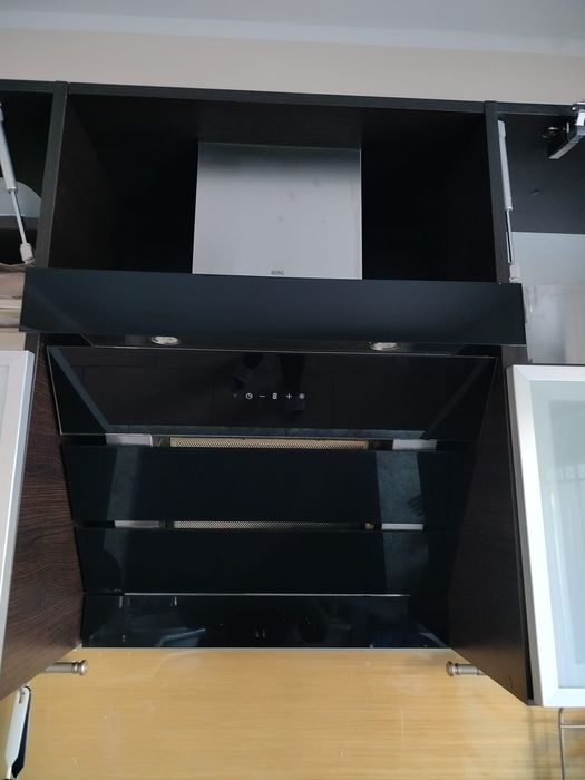 Okap kuchenny BERG – czarne szkło, dotykowy panel