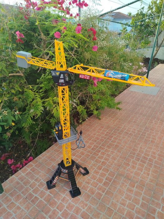 Grua torre de construção com comando a pilhas
