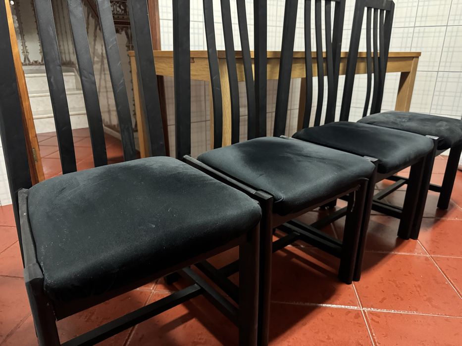 Cadeiras cochoadas de veludo preto