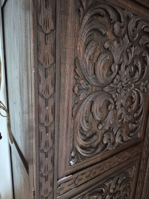 Roupeiro antigo entalhado madeira maciça renascentista
