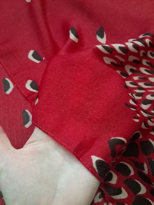 Бордовый шарф палантин