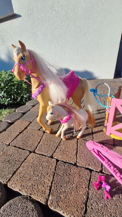 Barbie duży koń, źrebak i zagroda