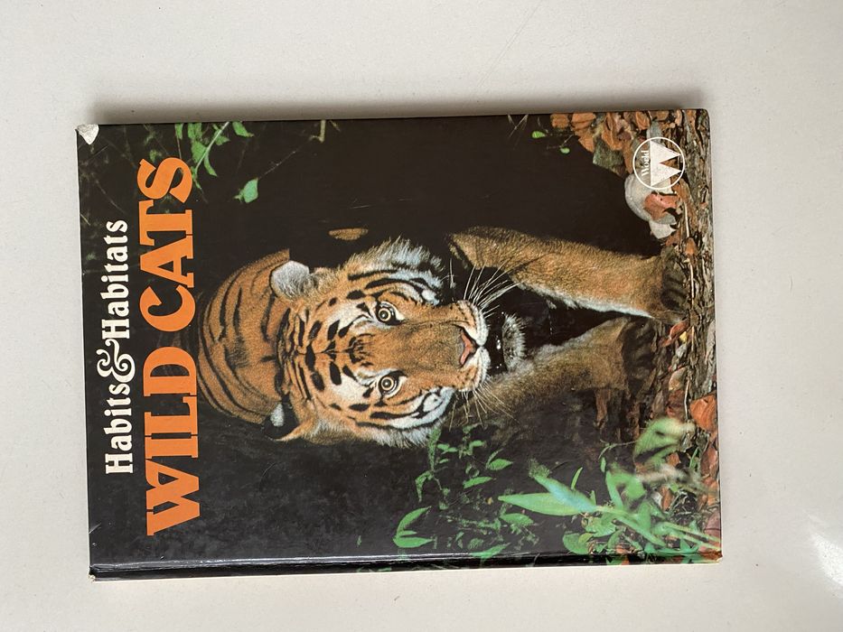 Книга про хижаків на англ. мові