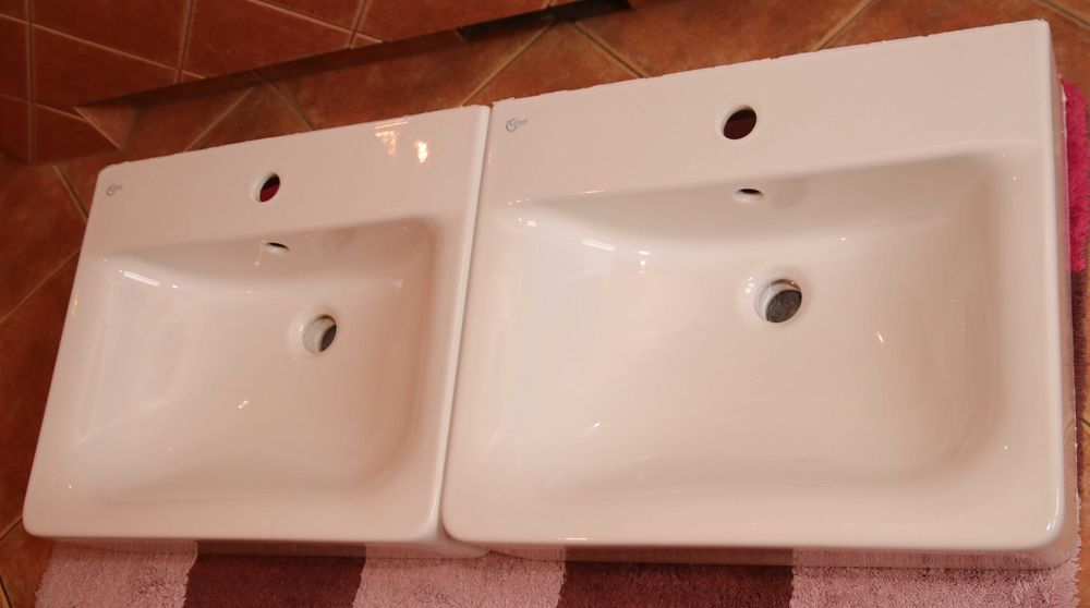 Dwie umywalki Ideal Standard