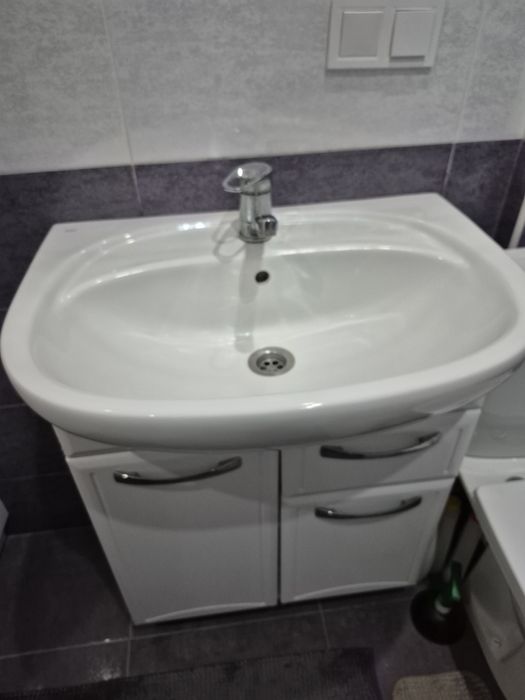 Продам в гарному стані  тумбу під умивальник разом з умивальником і кр
