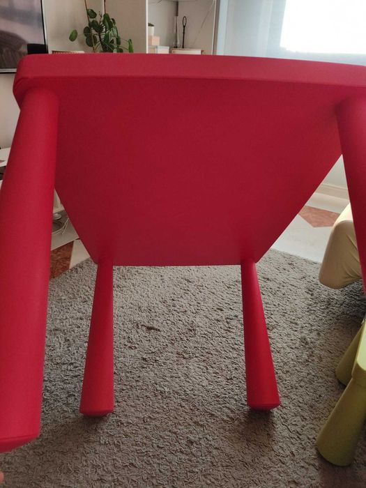 ofereço cadeira na compra da mesa plastica,tudo em boas condições