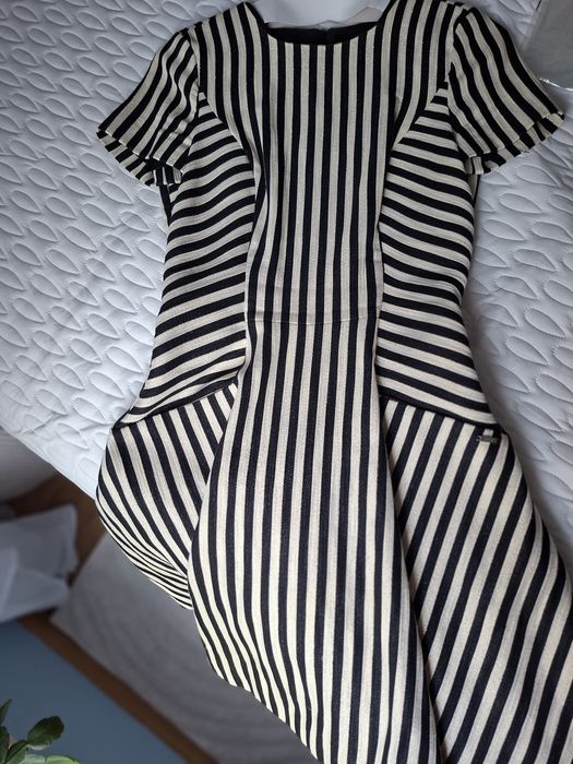 Sukienka bardzo elegancka SIMPLE