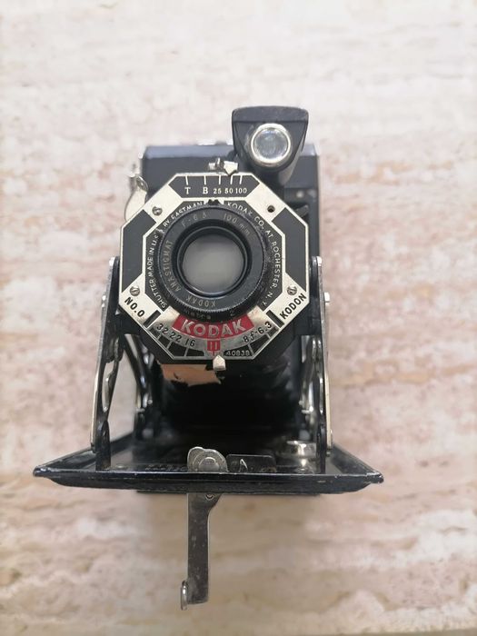 Máquina Kodak centenária de fole.