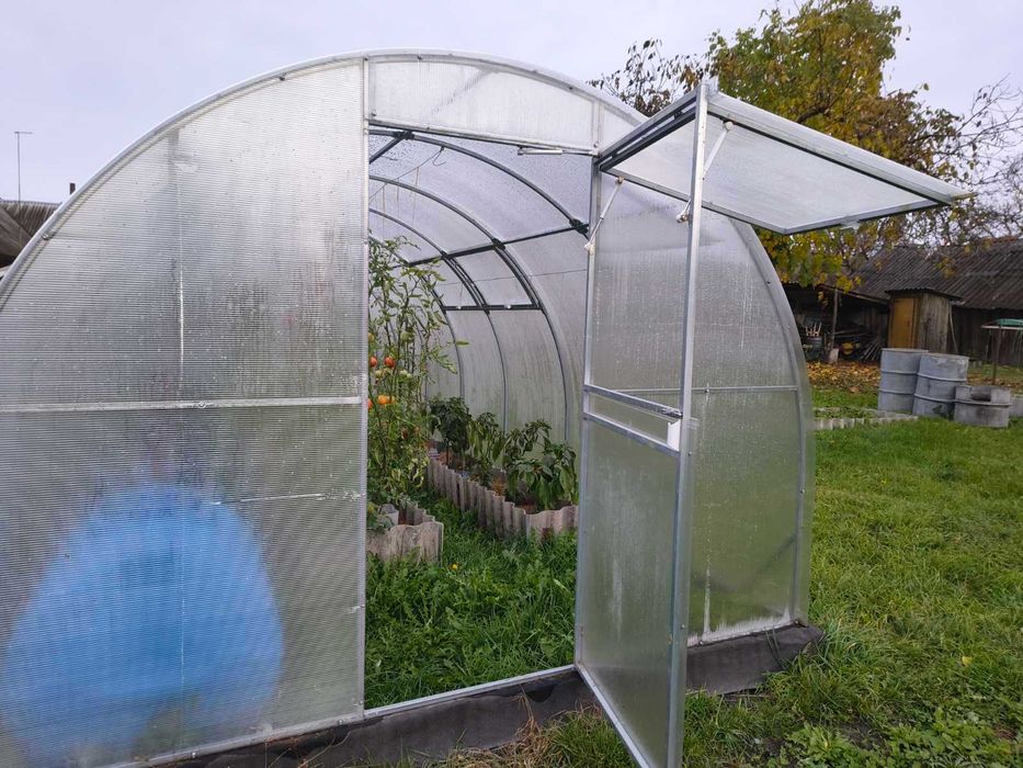 Теплиця з полікарбонату з поливом,нова