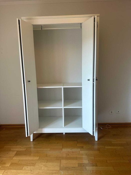 Roupeiro branco com portas em harmonio