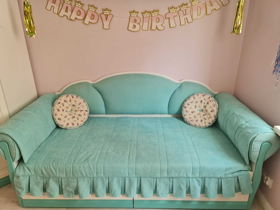 Гарнітур в дитячу кімнату. Ліжко, матрац, шафа, антресоль