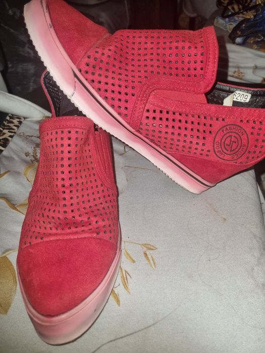 Śliczne czerwone, ażurowe slip-on marki Lu Boo .