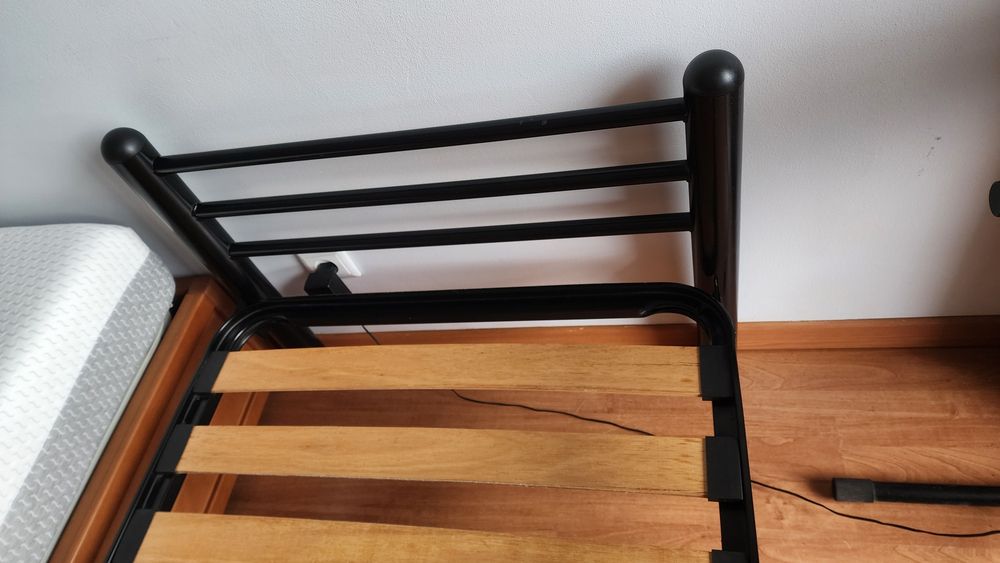 Cama com estrado  em aço pintado