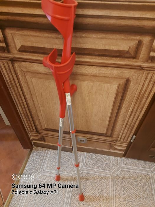 Witam Sprzedam kule ortopedyczne dla osoby dorosłej  w cenę 64,99 zł