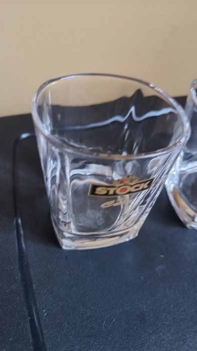 2 szklanki do whisky .