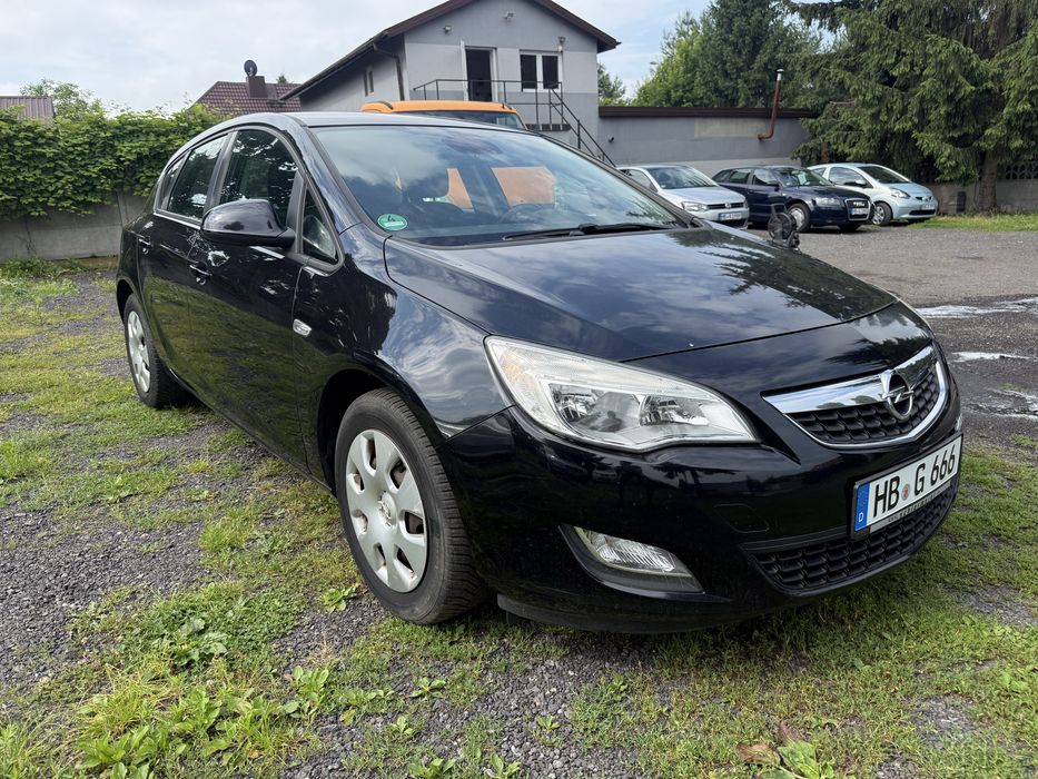 Opel Astra 1.6 benzyna, opłacona, dwa komplety kół, bagażnik na rowery