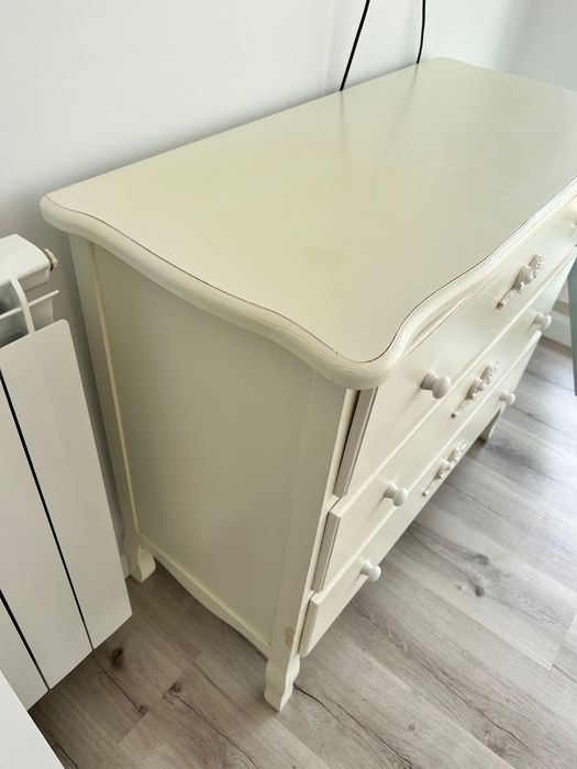 Cómoda em madeira branca