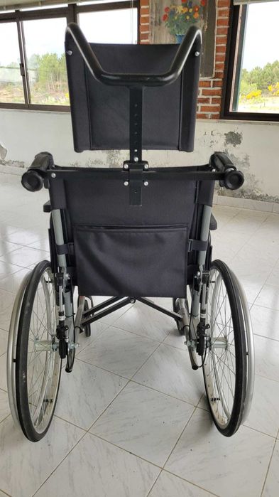 Cadeira de rodas com apoio cabeça
