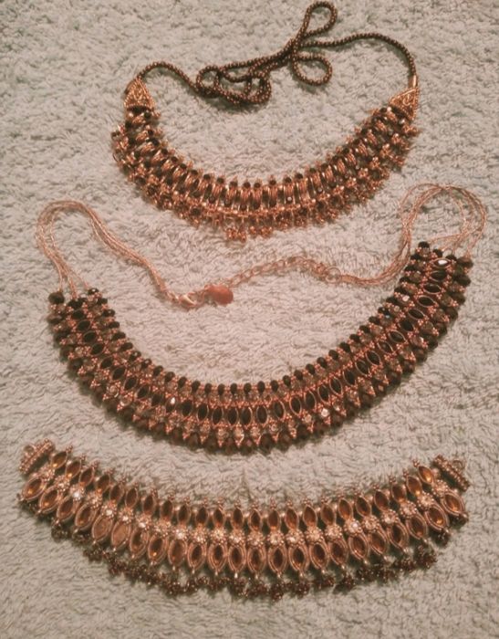 Серьги с натуральными камнями и бижутерия.