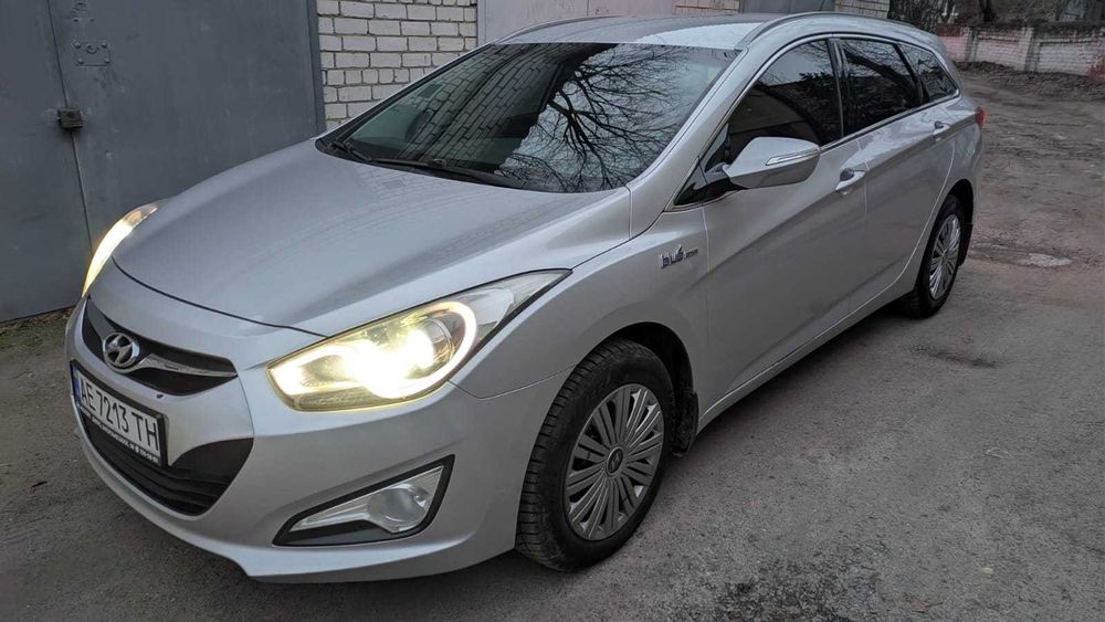 Продам симейний автомобыль