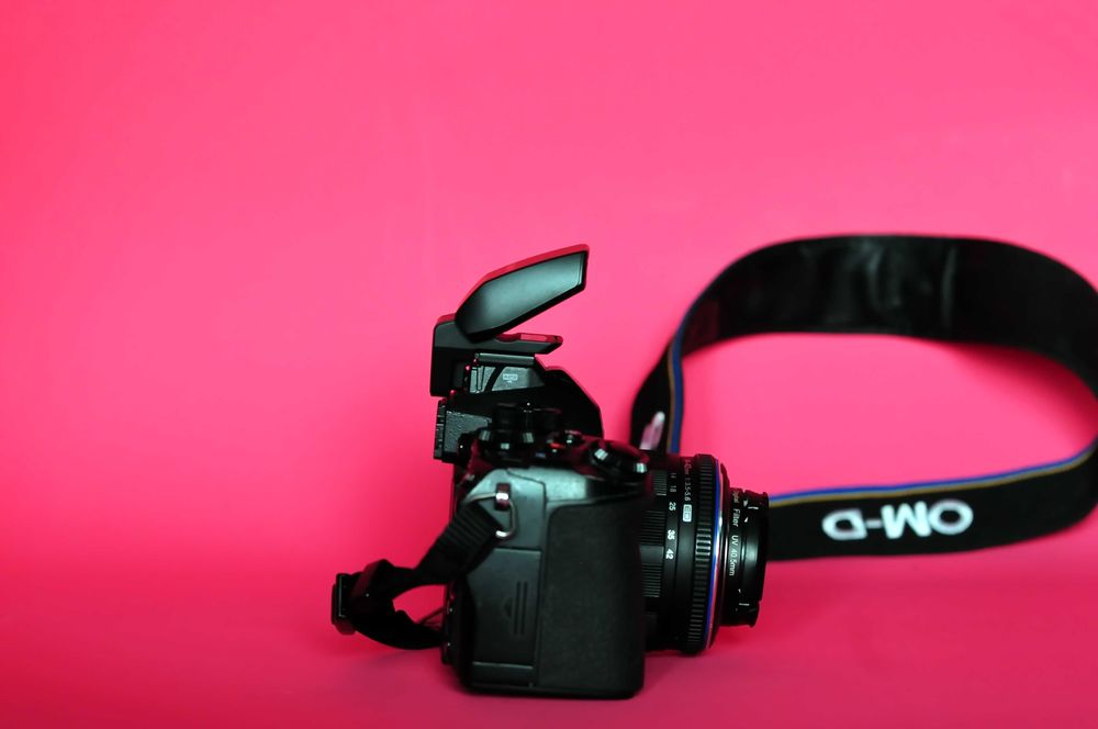 Olympus OM-D E-M1 корпус +вспышка Olympus в подарок 14-42