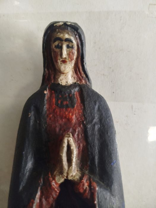 Stara rzeźba ludowa ,,Madonna na kuli"